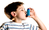 Zdjęcie chłopca cierpiącego na astmę  z inhalatorem