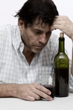 Zdjęcie mężczyzny z butelką alkoholu